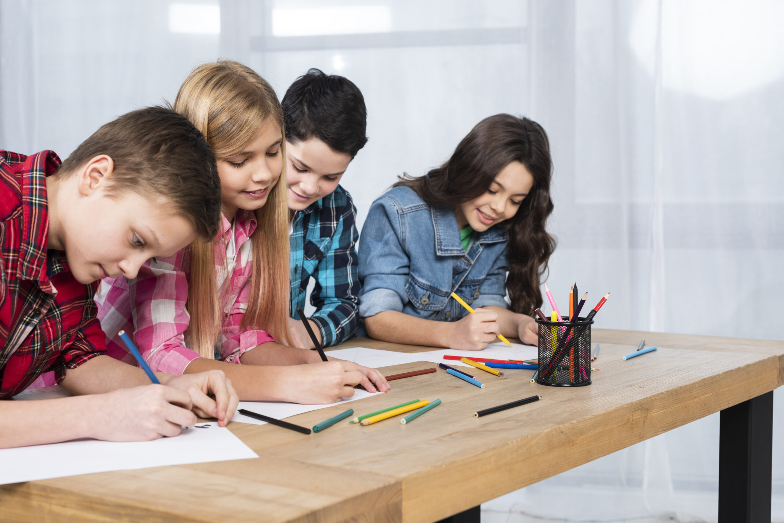 Enfants travaillant ensemble autour d’une table.